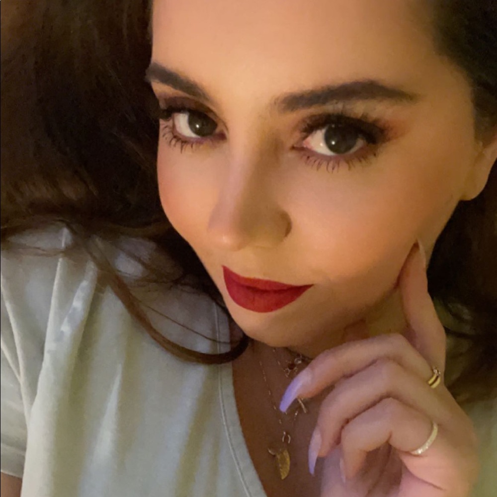 Meet your Posher, Adriana